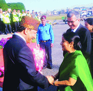 Sushma, Sartaj engage in 'social chitchat' at SAARC dinner