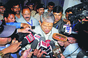 Rebels sting Rawat, PM calls Cabinet meet