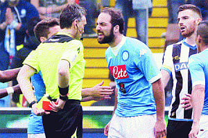 Napoli's title hopes diminish, Milan lose