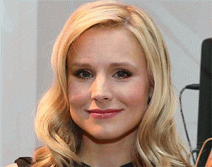 Kristen Bell slaps reporter on red carpet