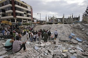Ecuador quake toll at 272, 'certain to rise'