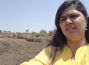 Maha minister draws flak over 'drought selfie'