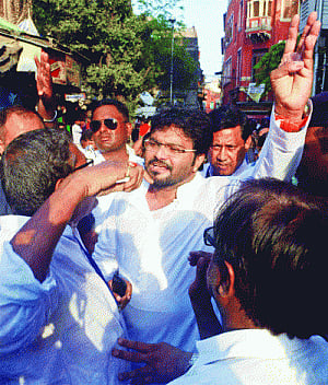 TMC goons rule  roost in Bengal  polls-III, kill one