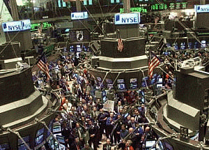 US stocks end mixed amid weak earnings reports