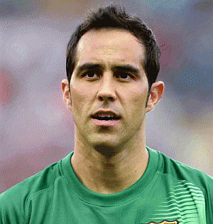 Barcelona goalkeeper Bravo suffers calf strain against Betis
