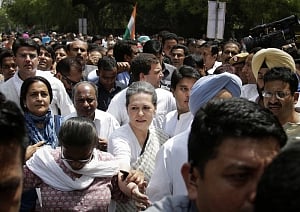 Sonia leads Cong attack on Modi govt, top leaders court arrest