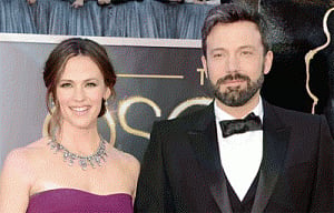 Affleck, Garner spotted kissing together