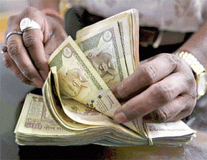 Weak US dollar to guide rupee's movements