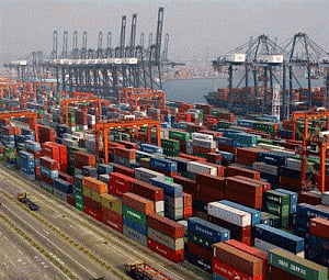 China's exports rise, imports drop in April