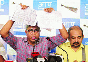 Now, AAP targets DU over Modi's degree
