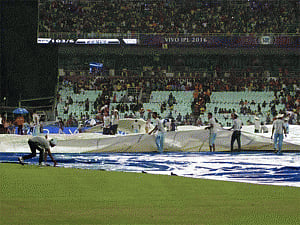 Rain halts play at Eden Gardens