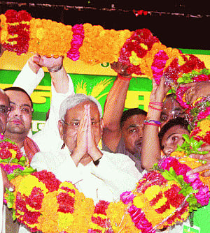 Ban booze in UP too, Nitish to Akhilesh