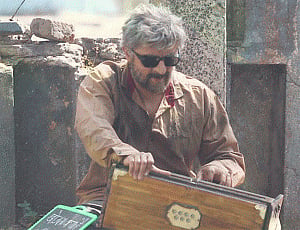 Sonu Nigam goes unrecognised as old street musician