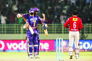 Dhoni powers Pune to thrilling win