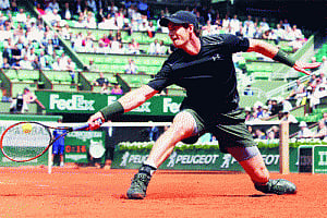 Murray struggles, but survives