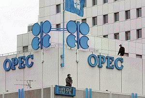 Oil faces struggle to keep above USD 50, as OPEC looms