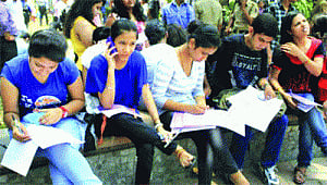 DU deluged with applications; 1 l apply on Day III