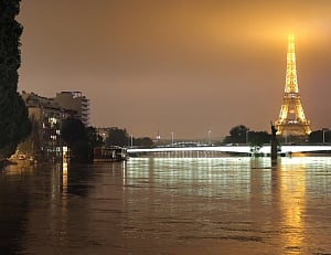 Paris floods stabilise as Seine starts to recede