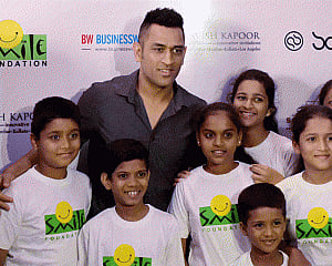 Dhoni, leander's noble gesture for cancer patient