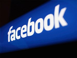 Facebook pushes users to download Moments app