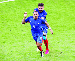 Payet lifts France over Romania
