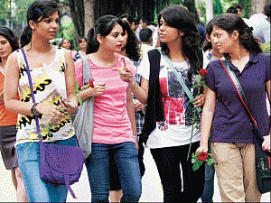 DU aspirants turn to political helpdesks as cyber cafes  overcharge