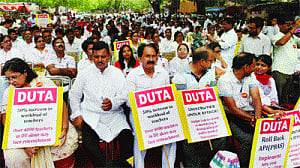 Evaluation boycott: DU teachers protest