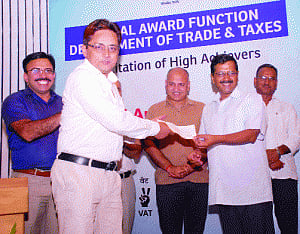 Kejriwal felicitates officers for achieving target of tax collection