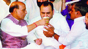 Girri ends 3-day anshan on Rajnath's persuasion