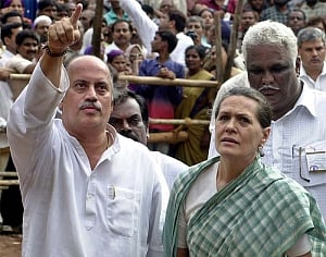 Congress leader Gurudas Kamat withdraws resignation from party