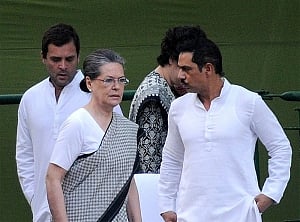 Robert Vadra calls Swamy 'attention seeker', 'classist'
