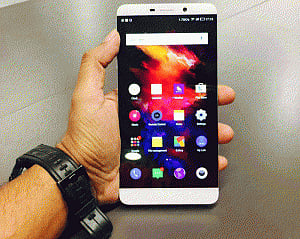 leEco's Max2 smartphone answers low-battery problems