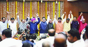 Maha Govt expands Cabinet, 11 Mins sworn in
