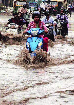 Showers in city, traffic jams on several roads