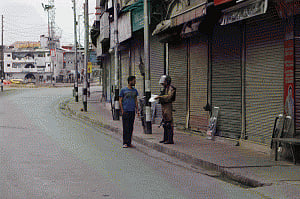 Curfew continues for 10th day in Kashmir
