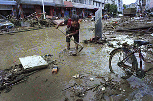 250 killed or missing in China rains; 2.5 lakh people trapped
