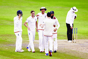 England beat Pak; level series 1-1