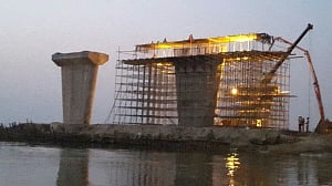 Engineers defy Ganga's fury to build bridge