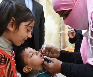 Children vaccinated in Karachi under heavy security
