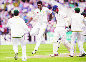 Sohail strikes as Pak knock over England