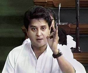 Cong issues whip to MPs to be present in lok Sabha tomorrow