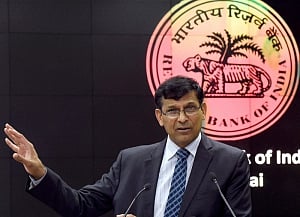 Rajan leaves rates unchanged; warns of inflation risks