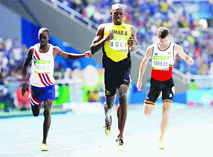 Bolt starts 200m heats in style