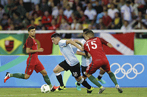 Argentine forward Espinoza joins Alaves on loan from Villarreal