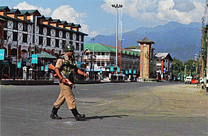 Curfew, restrictions continue for 44th day in Kashmir