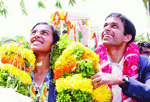Dipa, sindhu return to rousing welcome