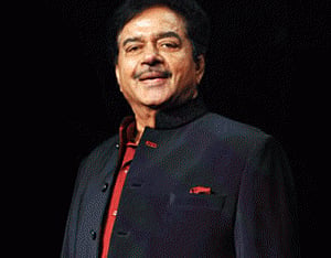 Shatrughan Sinha lauds Sonakshi's devotion to work