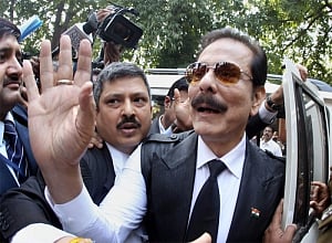 Sahara chief offers in SC to pay Rs 300 cr as bank gurantee