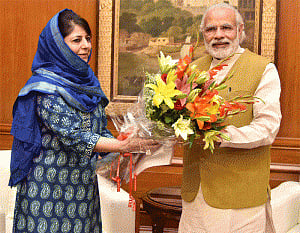 Mehbooba meets Modi, blames Pakistan for Kashmir unrest
