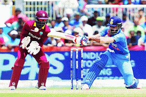 Dhoni falters at finish